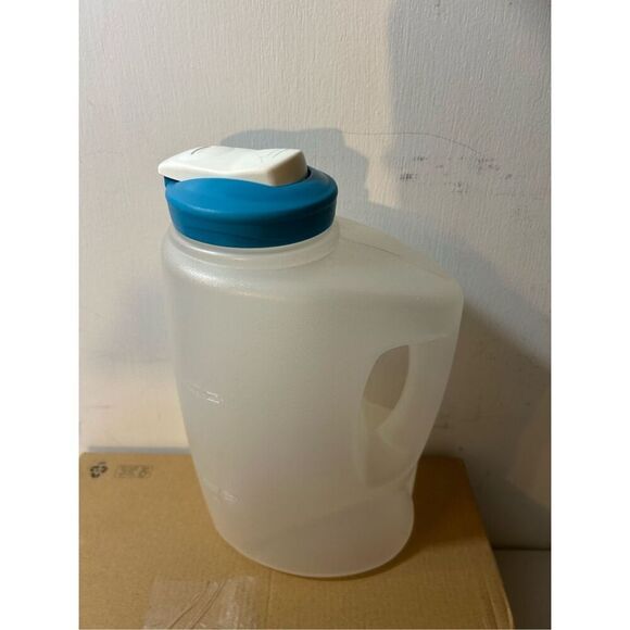 Rubbermaid 3qt/96oz teal lid pitcher container - Picture 1 of 4